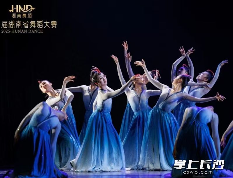 雅礼中学创演舞蹈《生命的湛蓝》。