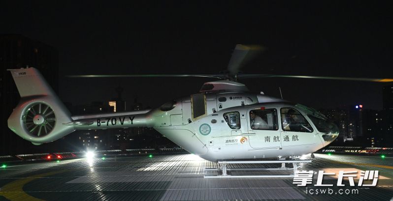 直升机平稳降落在湘雅二医院高架直升机场。均为 长沙晚报通讯员 胡思晗 摄 直升机平稳降落在湘雅二医院高架直升机场。均为 长沙晚报通讯员 胡思晗 摄