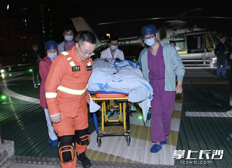 地面急救团队无缝衔接,将患者通过绿色通道迅速送入手术室。 地面急救团队无缝衔接,将患者通过绿色通道迅速送入手术室。