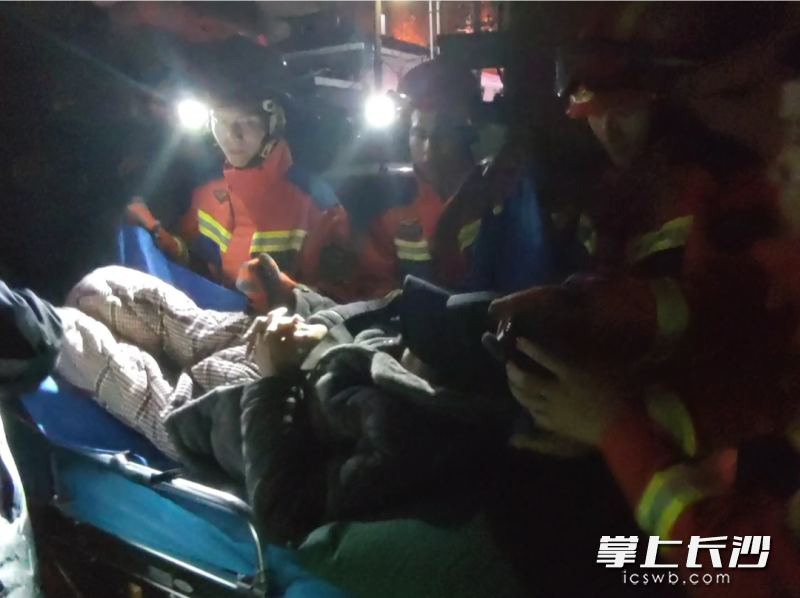 消防员紧急救助摔伤老人。 长沙晚报通讯员 罗霜操 摄