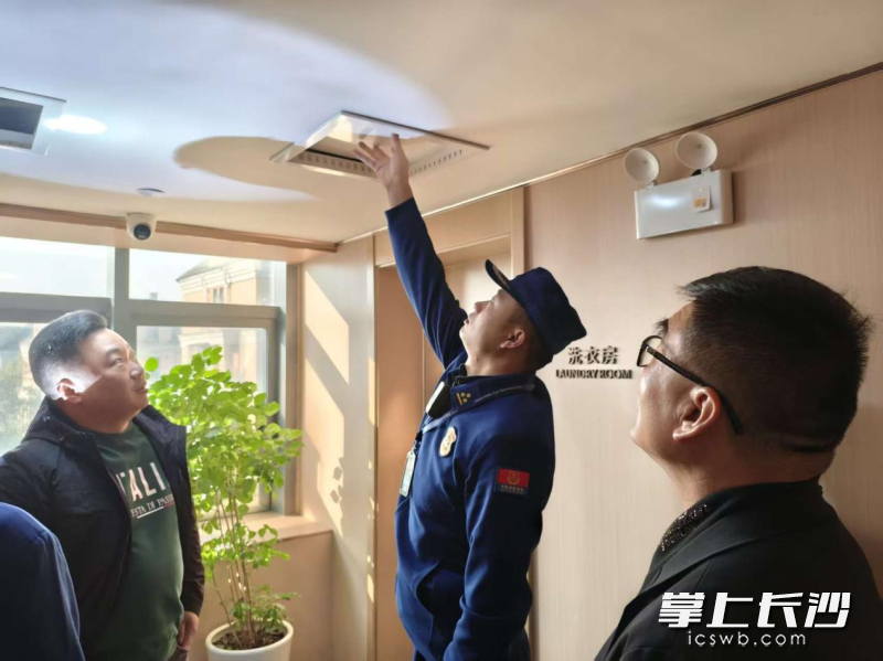 消防执法人员在进行检查。 长沙晚报通讯员 方圆 摄