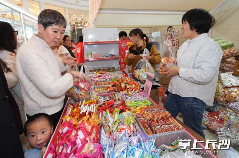 活动现场人气旺，市民乐购年货。