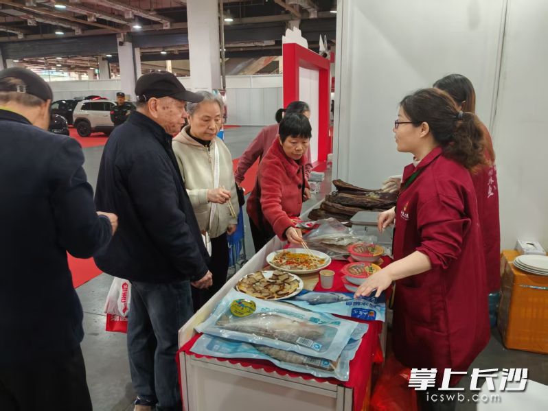 市民试吃特色鱼类。