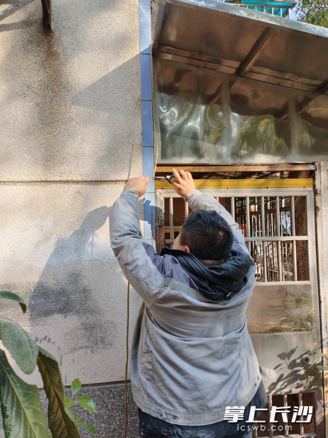 对现存的“飞线充电”立即拆除、整改,并用绝缘胶带封口。 长沙晚报通讯员 孙岩岩供图 对现存的“飞线充电”立即拆除、整改,并用绝缘胶带封口。 长沙晚报通讯员 孙岩岩供图