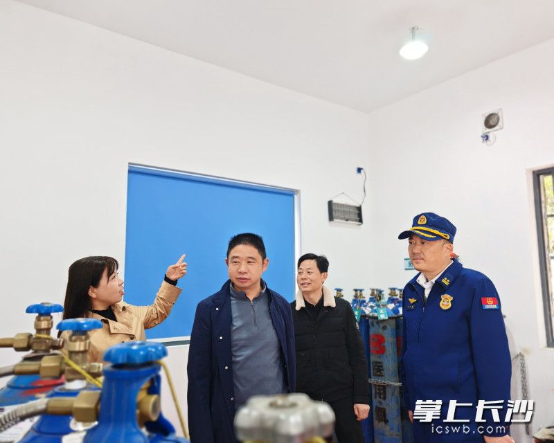 消防监督员正在检查。 长沙晚报通讯员 汤淑 摄