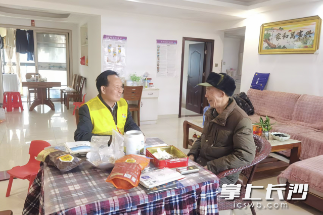 社区发动小区志愿者“结对守望”，让重点人群身边有“安全员”。