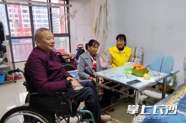 工作人员反复叮嘱冬日用火用电用气安全要点。