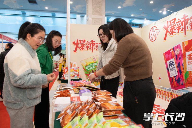 市民在首届活动上选购商品。黄启晴 摄