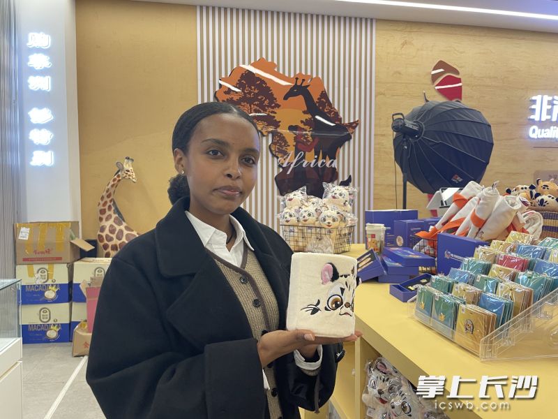 埃塞俄比亚姑娘叶蓓娜坚定表示，毕业后要留在长沙，为湘非贸易发展添砖加瓦。