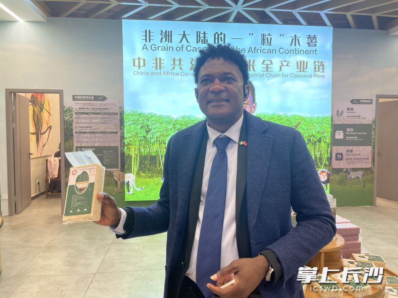 湖南银河环球贸易发展有限公司的尼日利亚籍CEO奥斯汀展示家乡产品。