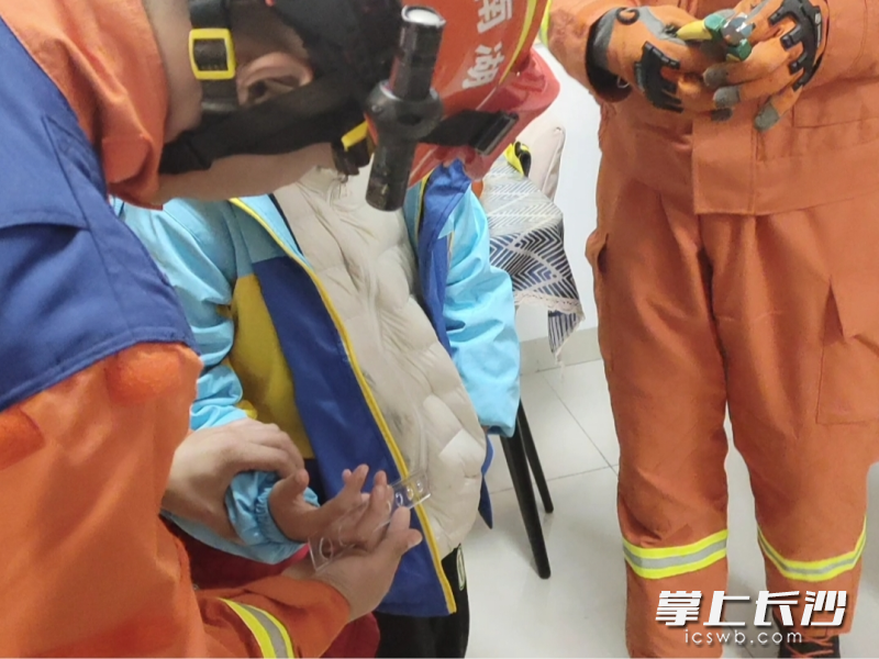 消防员正处置女童手指被卡险情。 长沙晚报通讯员 余娜娜 摄