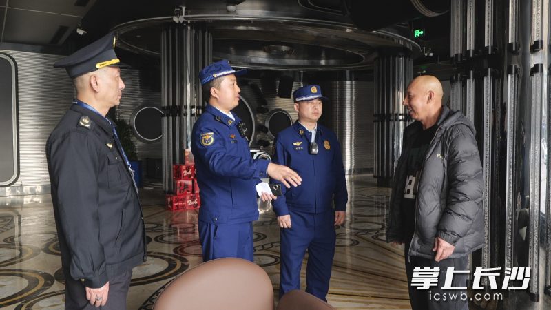 检查组进行检查。 长沙晚报通讯员 连鲲鹏 摄