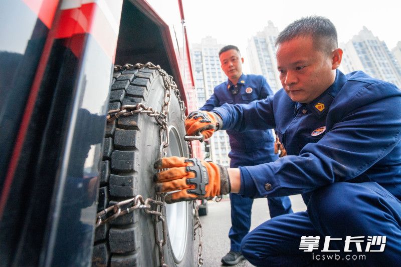 消防员为部分执勤车辆安装防滑链。 长沙晚报通讯员 张佳欣 摄