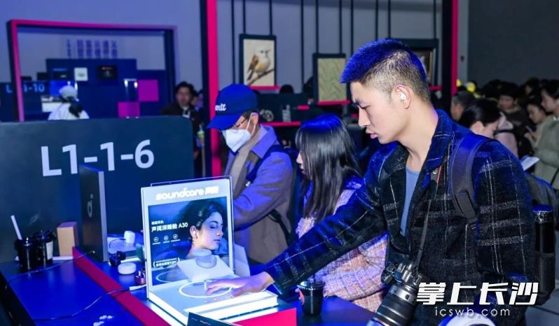 客户体验安克创新产品。受访者供图