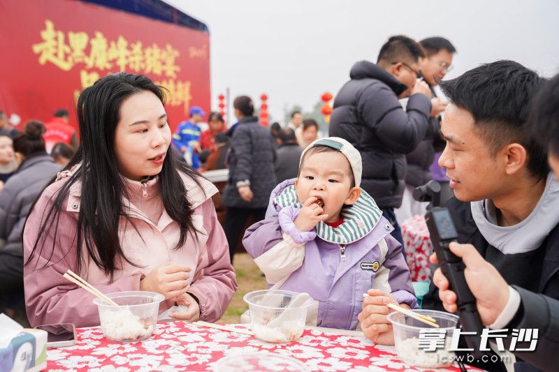 家长带着小朋友也来感受年味。