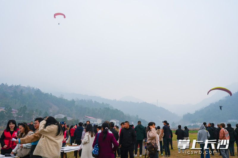 黑麋峰滑翔伞表演。