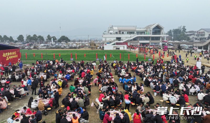 游客们围坐一堂，共享热气腾腾的杀猪宴，感受满满的年味。照片均为长沙晚报全媒体记者 邹麟 摄