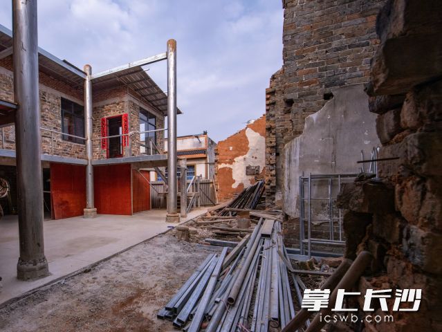 倒房和新居仅一步之遥，却重新点燃了生活的希望火种。长沙晚报通讯员  张奇涛供图