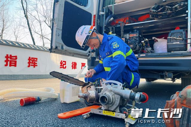 陈冬正在检查装备。