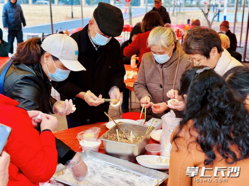 大家一起包饺子。