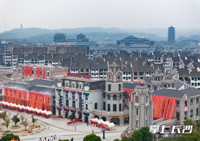 2025年10月15日，湖南铜官竖店短剧影视城集中开机。长沙晚报全媒体记者 邹麟 摄