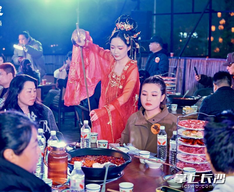 茶艺师展示长嘴壶茶艺绝活。