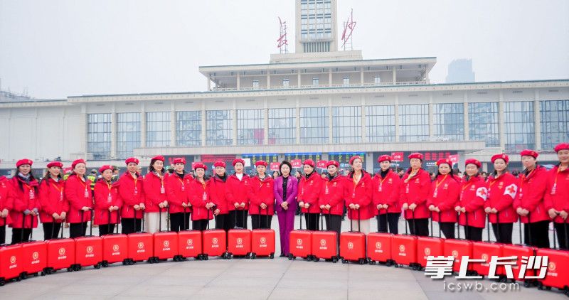  “杜鹃花开”巾帼宣讲团“星火姐姐”随“韶山行”红友专列出发。市妇联供图