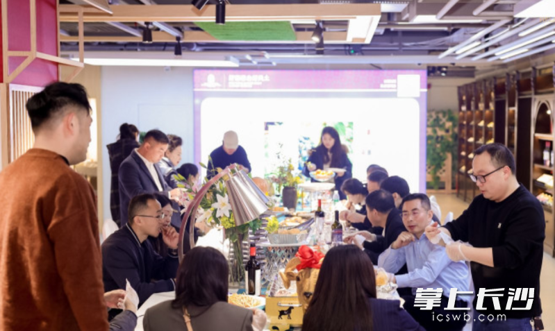 市民品尝宁夏好物。均为主办方 供图