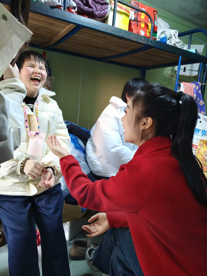 面对陈雨晴，孩子们笑得很开心。除署名外均为受访者供图