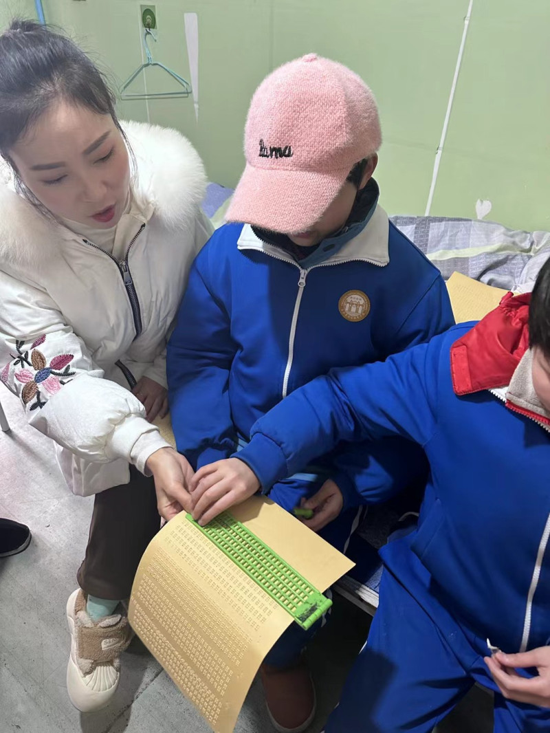 陈雨晴与孩子们交流着生活点滴。