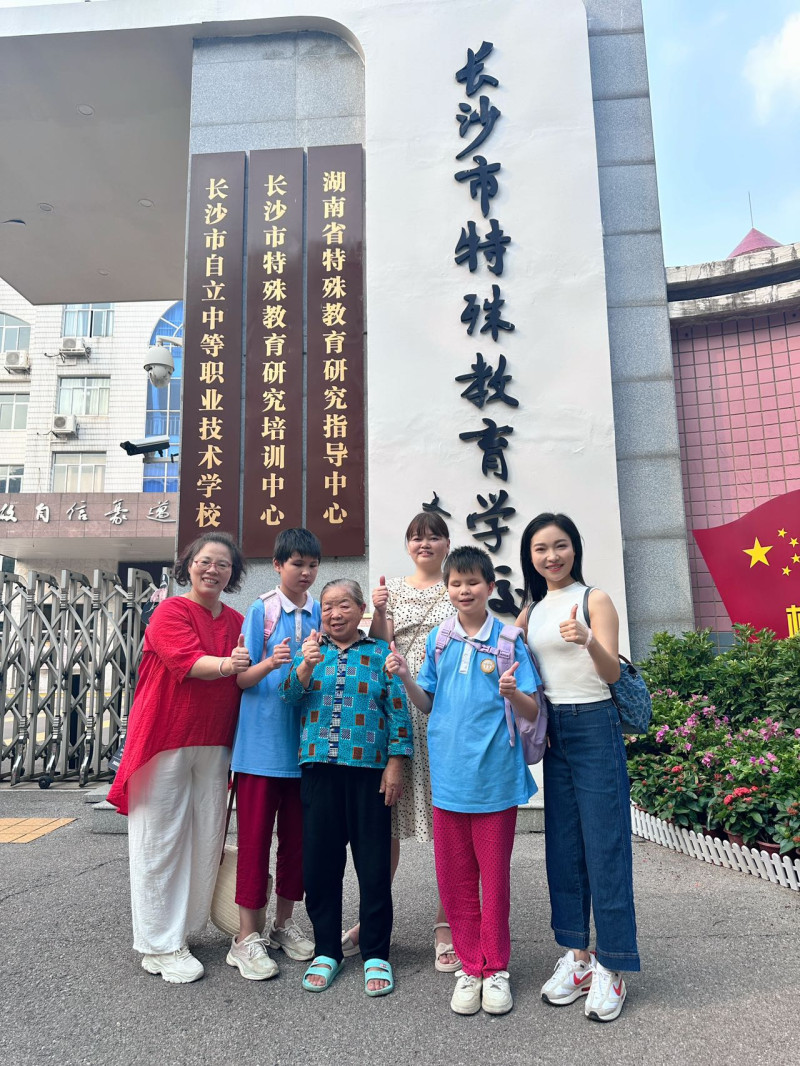 2023年8月，在陈雨晴的帮助下，盲童姐妹小华和小荣顺利入学长沙市特殊教育学校。