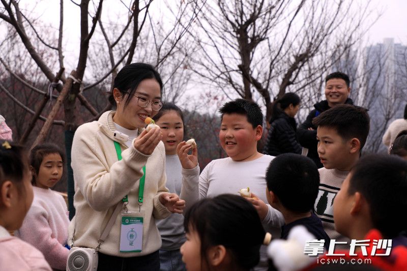 园艺老师全程指导。