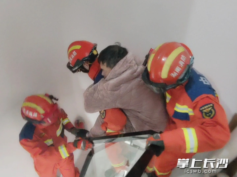 消防救援人员背负患者就医。 长沙晚报通讯员 罗霜操 摄