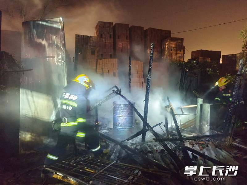火灾现场。 长沙晚报通讯员 张佳欣 摄