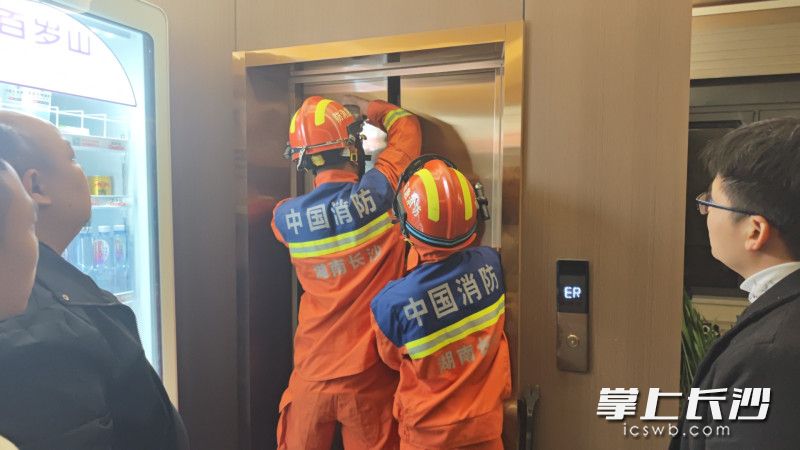 消防员正在营救被困人员。 长沙晚报通讯员 杨慧 摄