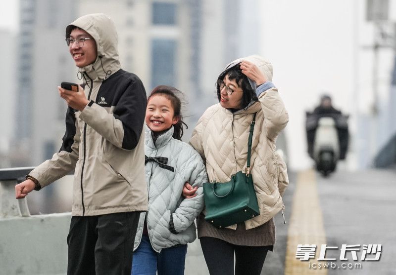 19日上午，橘子洲大桥上，市民们 “全副武装” 出行，抵御严寒。均为长沙晚报全媒体记者 邹麟 实习生彭唯真 摄