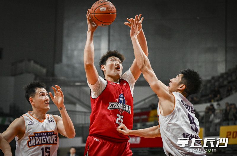 杨佳龙上篮。