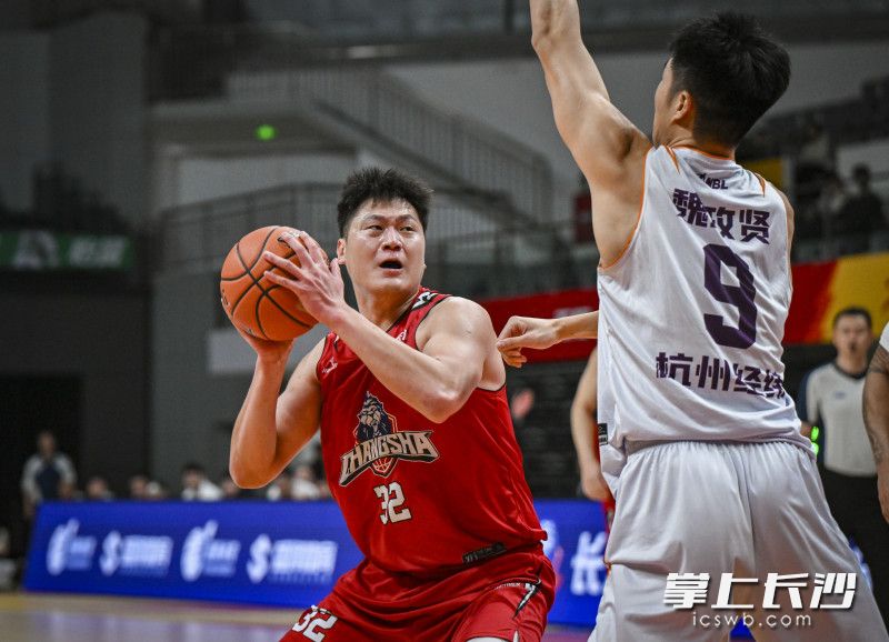 王庆明强打内线。