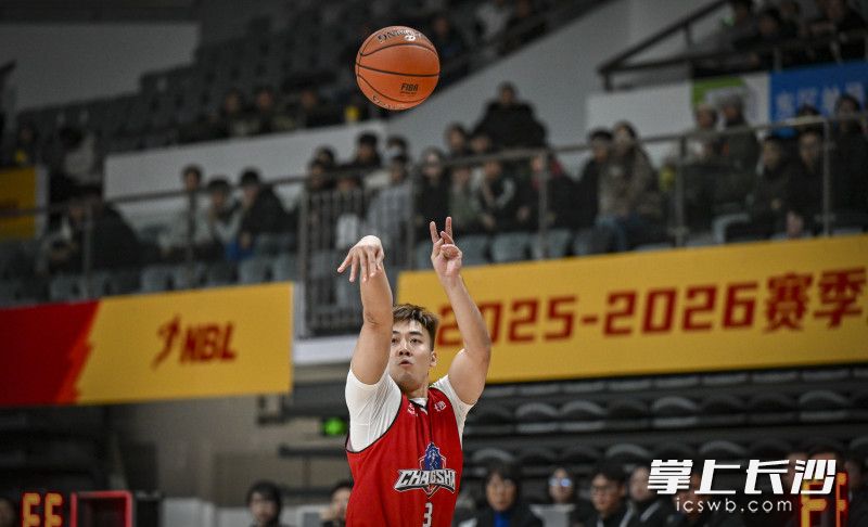 邓愈鑫外线三分。