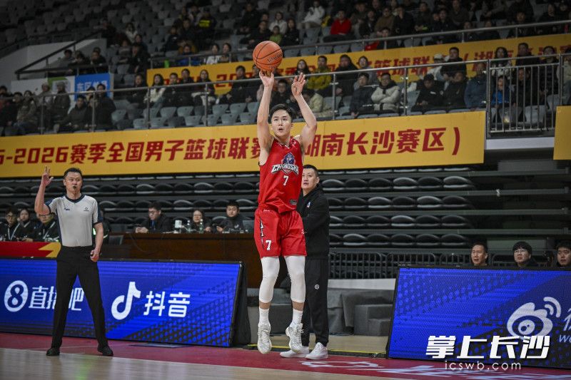 刘剑阁外线三分开炮。 均为长沙晚报全媒体记者余劭劼摄