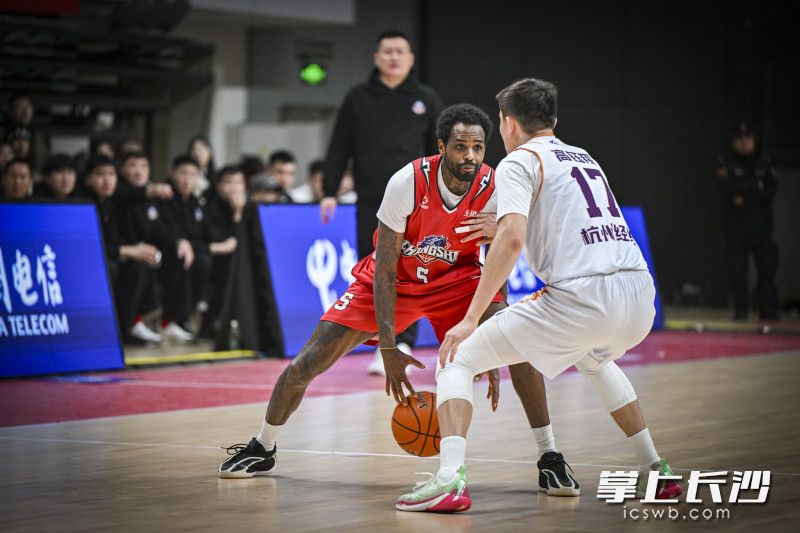 新外援加洛韦本场比赛爆砍40分。