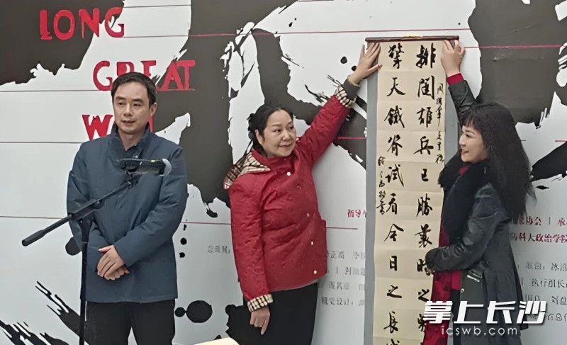 楹联书法现场创作。 均为长沙晚报通讯员鲍钦、彭志军摄