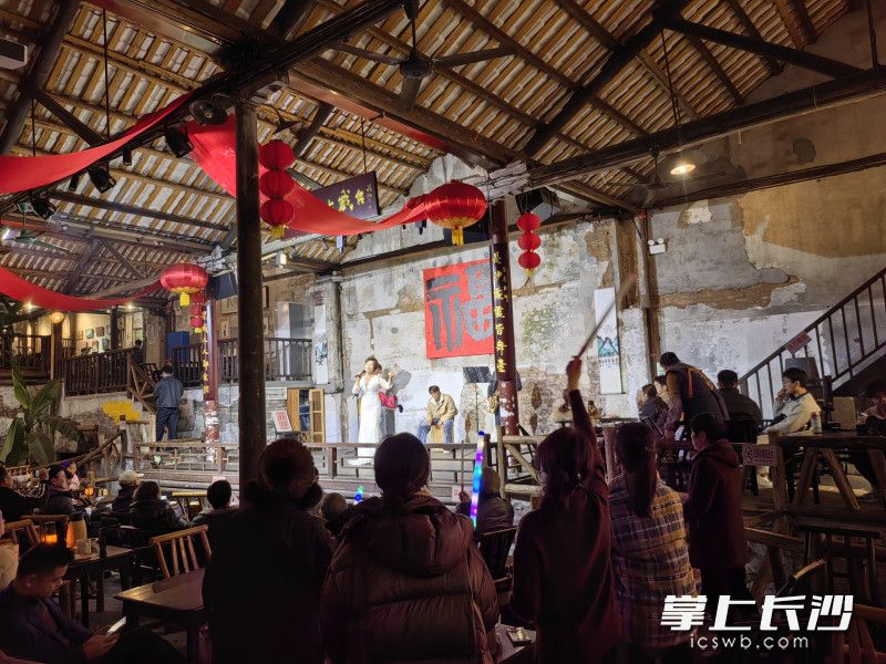 表演引发市民围观。 均为通讯员供图