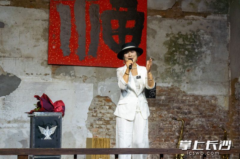 “鸽子姐姐”周美乔演唱。