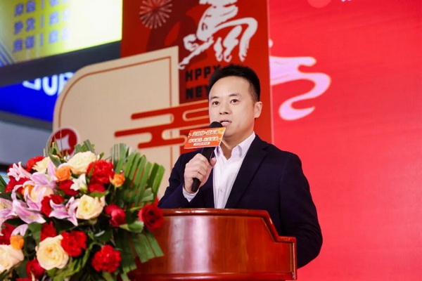 万家丽家居建材广场总经理徐向福致欢迎辞。 万家丽家居建材广场总经理徐向福致欢迎辞。