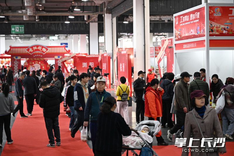 1月16日上午,为期3天的长沙市第二届名优工业品供需对接会暨“共享计划”长株潭好物乐购汇在长沙红星国际会展中心开幕。现场人气爆棚,市民乐购好物。除署名外均为黄启晴 摄 1月16日上午,为期3天的长沙市第二届名优工业品供需对接会暨“共享计划”长株潭好物乐购汇在长沙红星国际会展中心开幕。现场人气爆棚,市民乐购好物。除署名外均为黄启晴 摄