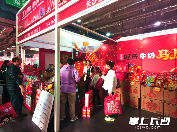 承载着无数人童年记忆的“旺旺”品牌,这次带来了丰富的年货礼包组合,从三十多元到九十多元不等。陈星源 摄 承载着无数人童年记忆的“旺旺”品牌,这次带来了丰富的年货礼包组合,从三十多元到九十多元不等。陈星源 摄