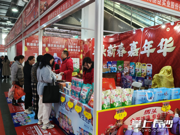 丽臣实业的实在与诚意,在展会上化为了实实在在的销量与口碑。均为长沙晚报全媒体记者 陈星源 实习生 黄博煜 摄 丽臣实业的实在与诚意,在展会上化为了实实在在的销量与口碑。均为长沙晚报全媒体记者 陈星源 实习生 黄博煜 摄