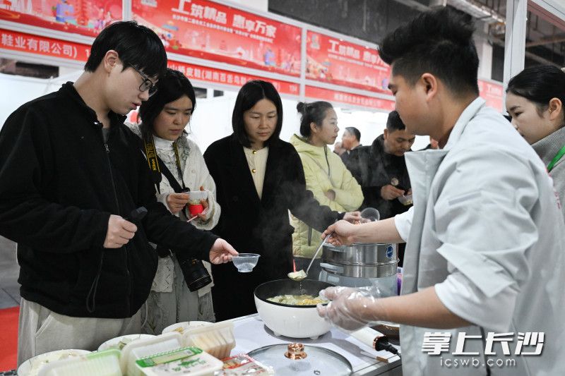 市民体验湖湘美食。 市民体验湖湘美食。