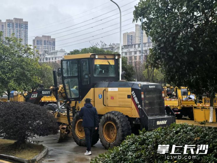 铲雪车严阵以待。 长沙县城管局供图